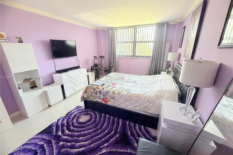 Condo in Sunny Isles Beach, Florida, 2 bedrooms  № 2372016 - photo 20