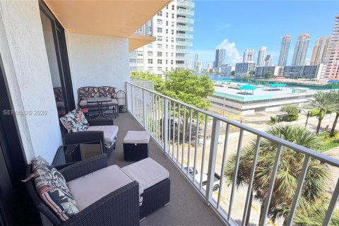 Condo in Sunny Isles Beach, Florida, 2 bedrooms  № 2372016 - photo 25