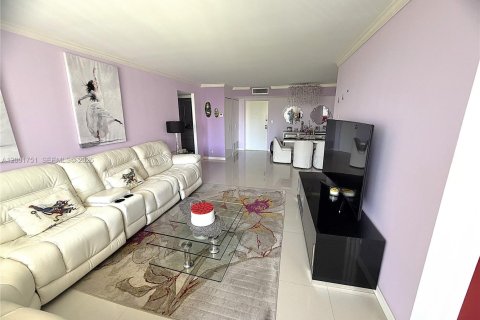 Condo in Sunny Isles Beach, Florida, 2 bedrooms  № 2372016 - photo 5