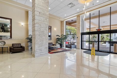 Condo in Sunny Isles Beach, Florida, 2 bedrooms  № 2372016 - photo 29