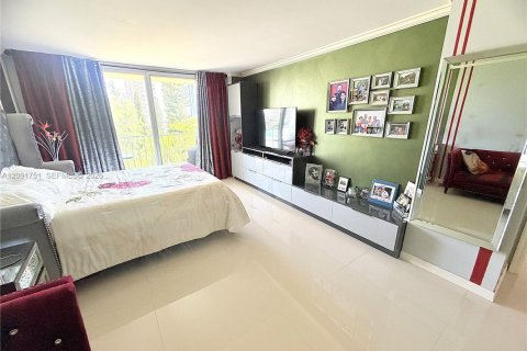 Condo in Sunny Isles Beach, Florida, 2 bedrooms  № 2372016 - photo 15