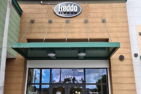 Коммерческая недвижимость в Пемброк-Пайнс, Флорида № 2005585