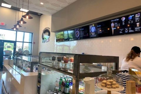 Купить коммерческую недвижимость в Пемброк-Пайнс, Флорида № 2005585 - фото 6