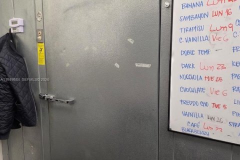 Купить коммерческую недвижимость в Пемброк-Пайнс, Флорида № 2005585 - фото 9