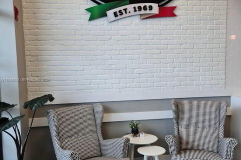 Купить коммерческую недвижимость в Пемброк-Пайнс, Флорида № 2005585 - фото 3