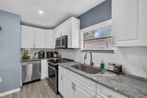 Villa ou maison à louer à Tampa, Floride: 2 chambres, 103.12 m2 № 2352430 - photo 11