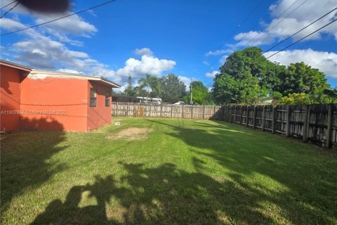 House in Miami, Florida 3 bedrooms, 96.8 sq.m. № 1953751 - photo 10