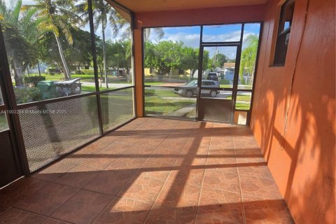 House in Miami, Florida 3 bedrooms, 96.8 sq.m. № 1953751 - photo 8