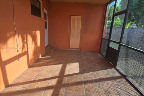 House in Miami, Florida 3 bedrooms, 96.8 sq.m. № 1953751 - photo 9