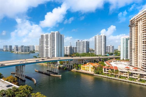 Condo in Sunny Isles Beach, Florida, 2 bedrooms  № 1761746 - photo 18