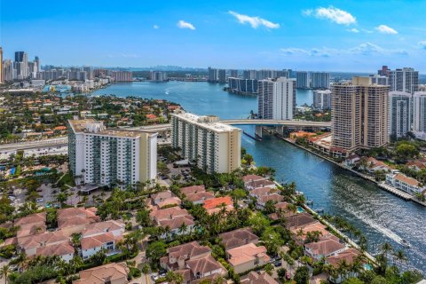 Condo in Sunny Isles Beach, Florida, 2 bedrooms  № 1761746 - photo 23