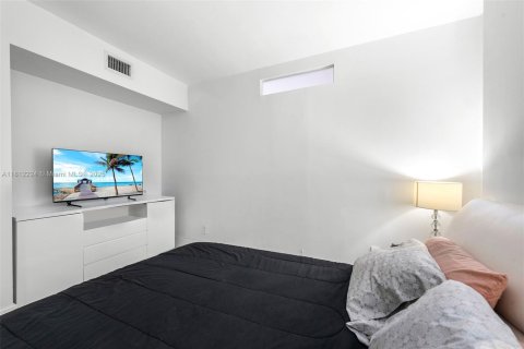 Condo in Sunny Isles Beach, Florida, 2 bedrooms  № 1761746 - photo 13