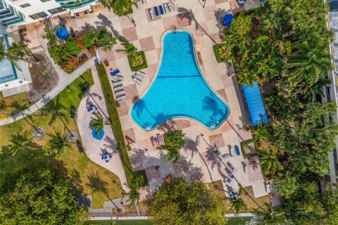 Condo in Sunny Isles Beach, Florida, 2 bedrooms  № 1761746 - photo 21