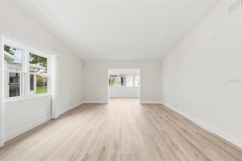 House in Palm Harbor, Florida 2 bedrooms, 123.75 sq.m. № 2203781 - photo 12