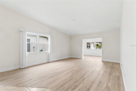 House in Palm Harbor, Florida 2 bedrooms, 123.75 sq.m. № 2203781 - photo 13