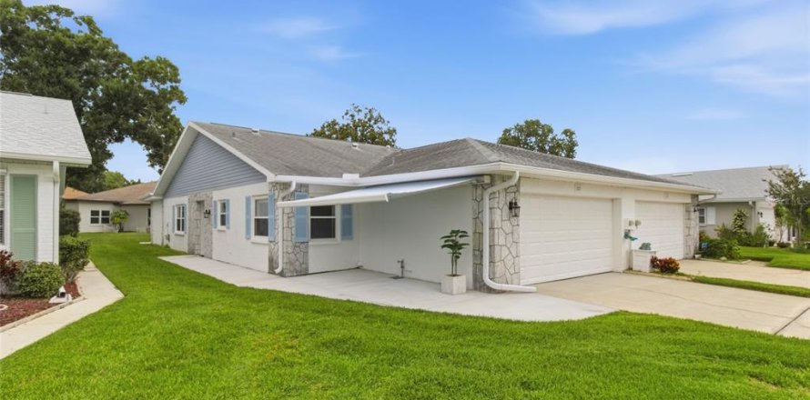 House in Palm Harbor, Florida 2 bedrooms, 123.75 sq.m. № 2203781
