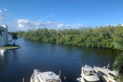 Condo in Deerfield Beach, Florida, 2 bedrooms  № 2387920 - photo 15