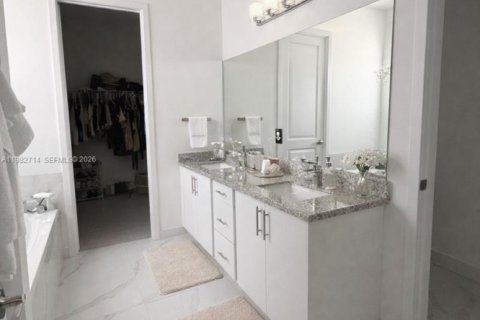 Villa ou maison à vendre à Miami, Floride: 5 chambres, 269.23 m2 № 2080484 - photo 13