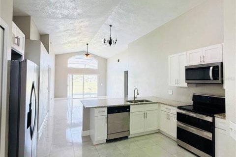 House in Davenport, Florida 4 bedrooms, 176.98 sq.m. № 2316585 - photo 18
