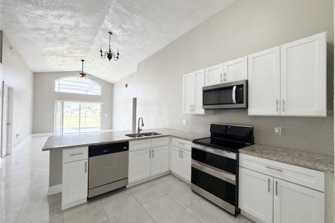 House in Davenport, Florida 4 bedrooms, 176.98 sq.m. № 2316585 - photo 30