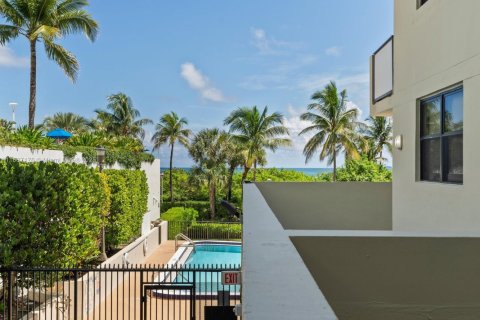 Condo in Miami Beach, Florida, 2 bedrooms  № 1932859 - photo 27