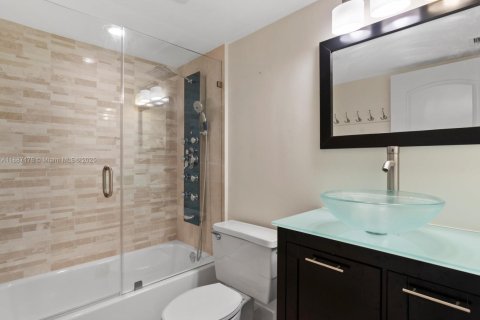 Condo in Miami Beach, Florida, 2 bedrooms  № 1932859 - photo 18