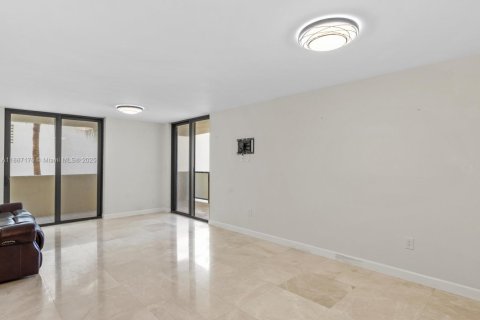 Condo in Miami Beach, Florida, 2 bedrooms  № 1932859 - photo 10