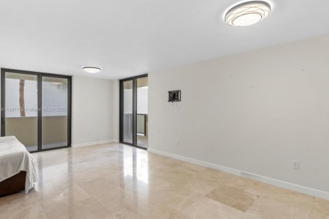 Condo in Miami Beach, Florida, 2 bedrooms  № 1932859 - photo 9