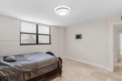 Condo in Miami Beach, Florida, 2 bedrooms  № 1932859 - photo 21