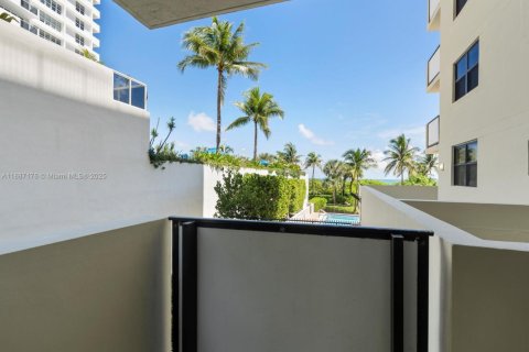 Condo in Miami Beach, Florida, 2 bedrooms  № 1932859 - photo 29