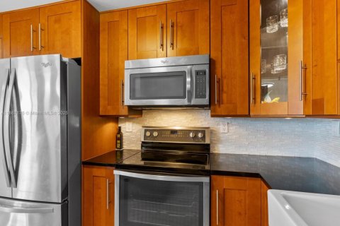 Condo in Miami Beach, Florida, 2 bedrooms  № 1932859 - photo 4