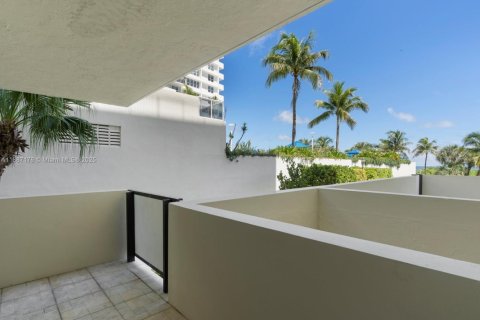 Condo in Miami Beach, Florida, 2 bedrooms  № 1932859 - photo 30