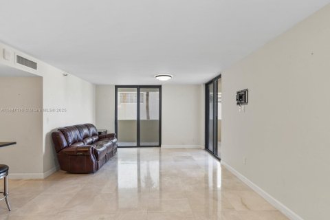 Condo in Miami Beach, Florida, 2 bedrooms  № 1932859 - photo 11