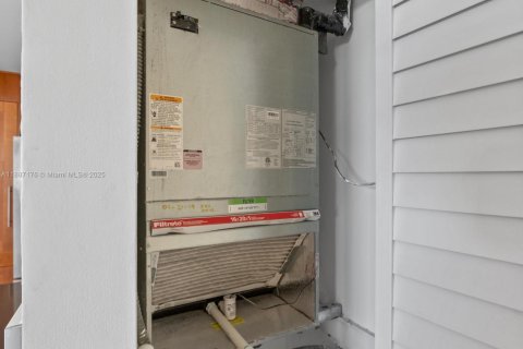 Condo in Miami Beach, Florida, 2 bedrooms  № 1932859 - photo 8