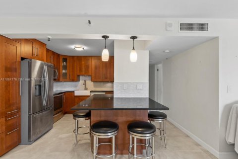 Condo in Miami Beach, Florida, 2 bedrooms  № 1932859 - photo 5