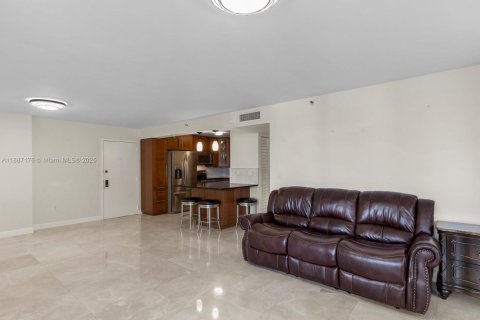 Condo in Miami Beach, Florida, 2 bedrooms  № 1932859 - photo 12