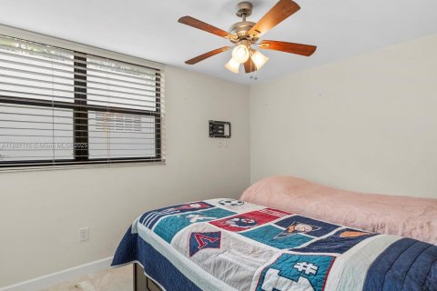 Condo in Miami Beach, Florida, 2 bedrooms  № 1932859 - photo 15