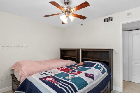 Condo in Miami Beach, Florida, 2 bedrooms  № 1932859 - photo 16