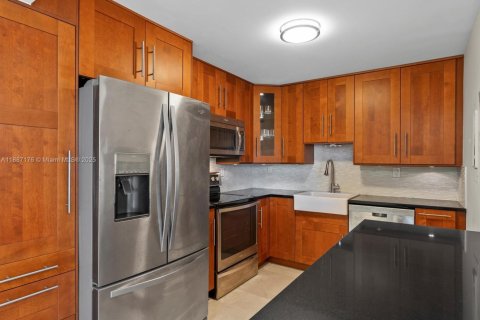 Condo in Miami Beach, Florida, 2 bedrooms  № 1932859 - photo 2