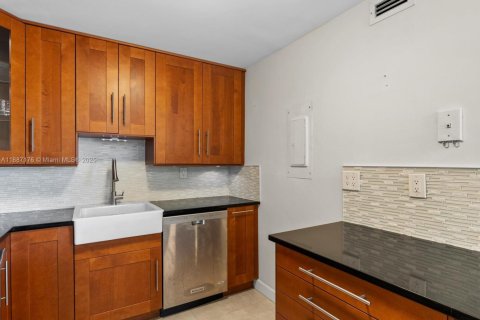 Condo in Miami Beach, Florida, 2 bedrooms  № 1932859 - photo 3