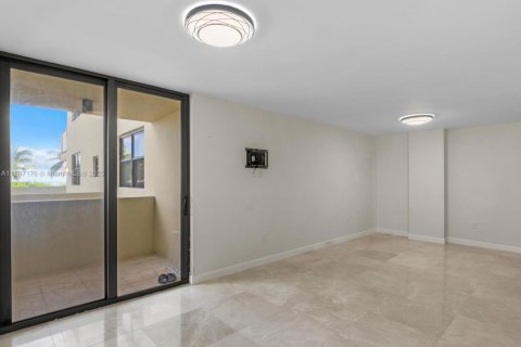 Condo in Miami Beach, Florida, 2 bedrooms  № 1932859 - photo 13