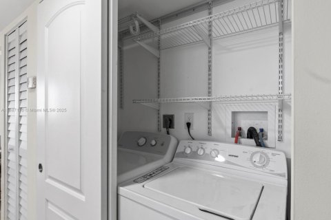 Condo in Miami Beach, Florida, 2 bedrooms  № 1932859 - photo 7