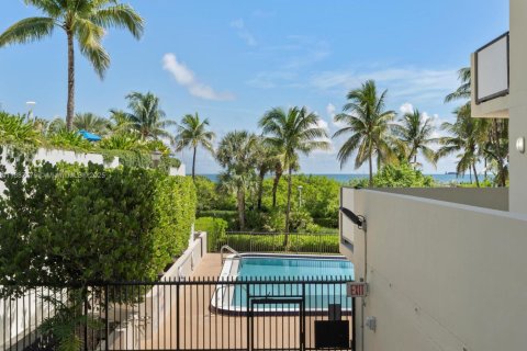 Condo in Miami Beach, Florida, 2 bedrooms  № 1932859 - photo 28