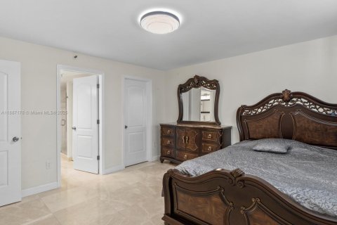 Condo in Miami Beach, Florida, 2 bedrooms  № 1932859 - photo 20