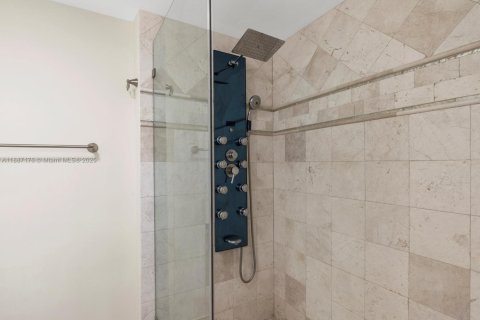 Condo in Miami Beach, Florida, 2 bedrooms  № 1932859 - photo 24