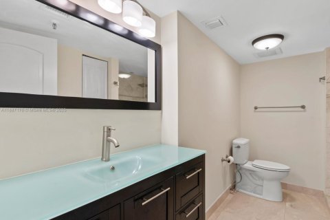 Condo in Miami Beach, Florida, 2 bedrooms  № 1932859 - photo 23