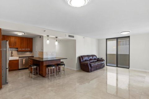Condo in Miami Beach, Florida, 2 bedrooms  № 1932859 - photo 1