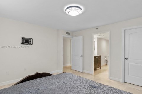 Condo in Miami Beach, Florida, 2 bedrooms  № 1932859 - photo 22