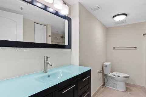 Condo in Miami Beach, Florida, 2 bedrooms  № 1932859 - photo 25