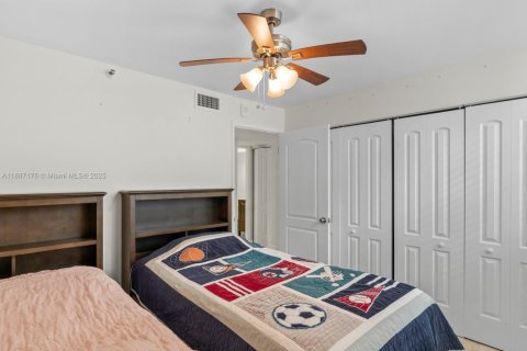 Condo in Miami Beach, Florida, 2 bedrooms  № 1932859 - photo 17